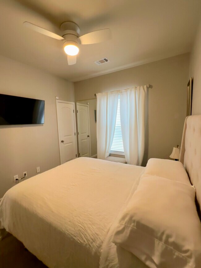 Building Photo - 2642 Dayview Ln