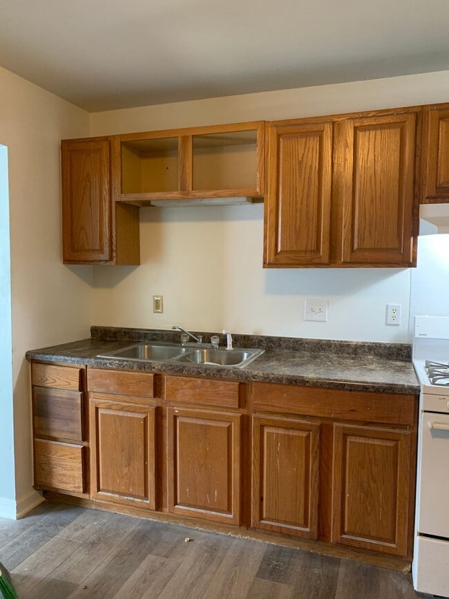 Building Photo - New Renovated 3 bed 1 bath Unit!