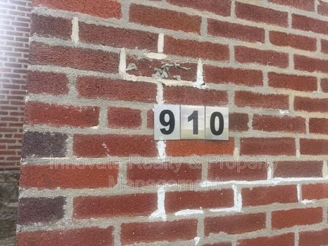 Building Photo - 910 E Sharpnack St