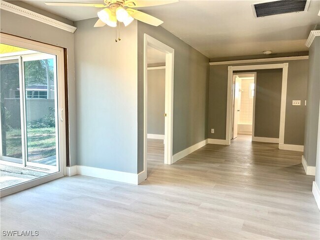 Building Photo - 652 NE 15th Ct