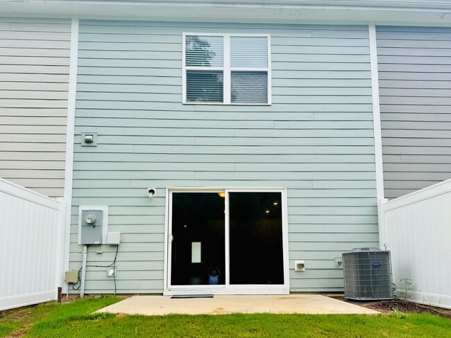 Building Photo - Convenient and Spacious Townhome