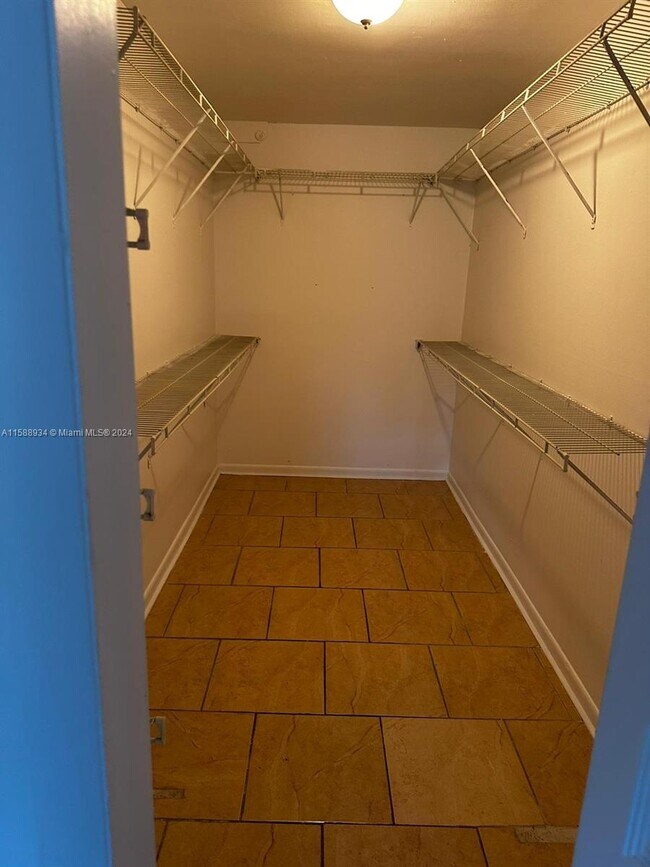 Building Photo - 6950 Miami Gardens Dr