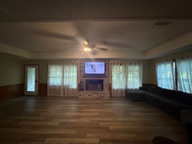Building Photo - Country charm in this 3/2 in downtown Seld...
