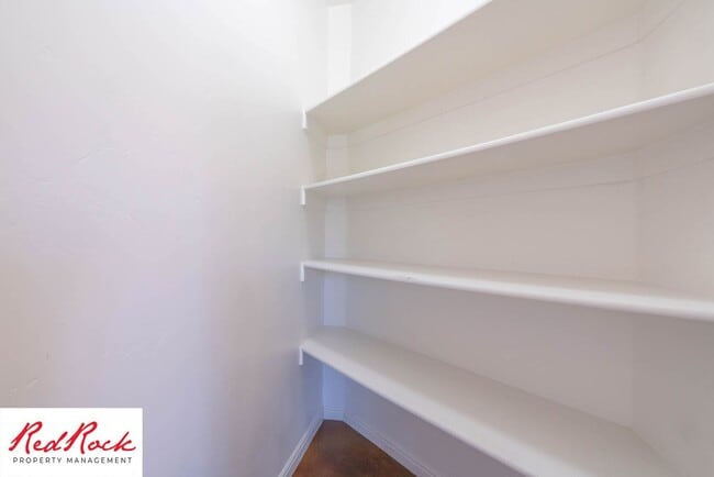 Building Photo - 3 Bedroom & 2.5 Bathroom & Dog Friendly!