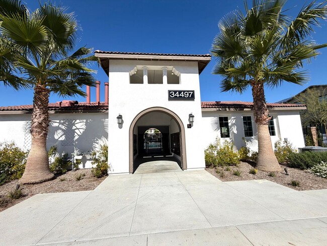 Building Photo - Almost BRAND NEW end unit Townhome in Winchester for Rent