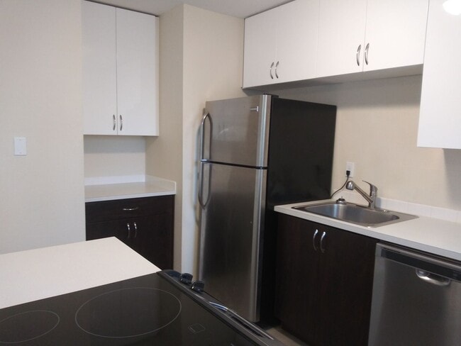 Building Photo - Better than Cool TH in Creston-Kenilworth