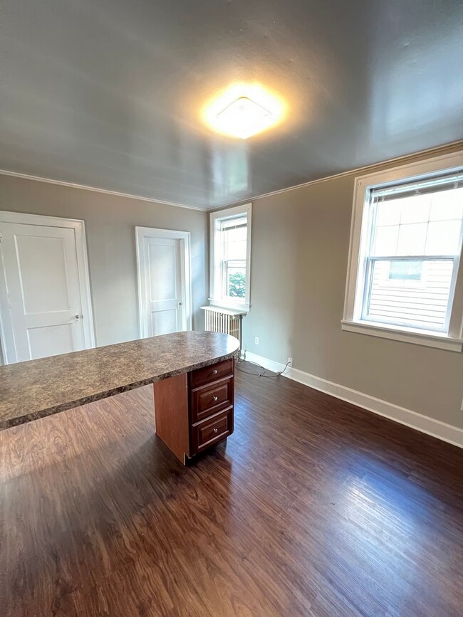 Building Photo - AVAILABLE AUGUST - Remodeled Studio Apartm...