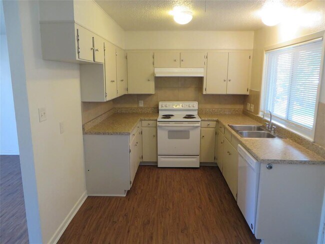 Building Photo - 812 Ranch Rd