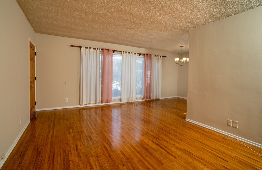 Living room/Dining area - 2318 10th St