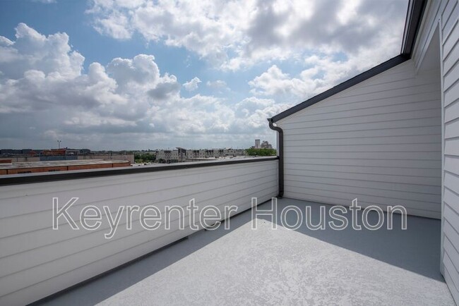Building Photo - 2910 Lamar St