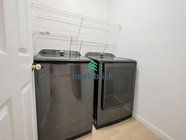 Building Photo - 2 Bed and 2.5 Bath Stunning Townhome is Available for Rent!