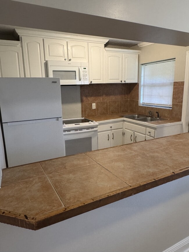 Building Photo - 2802 Southwood Dr