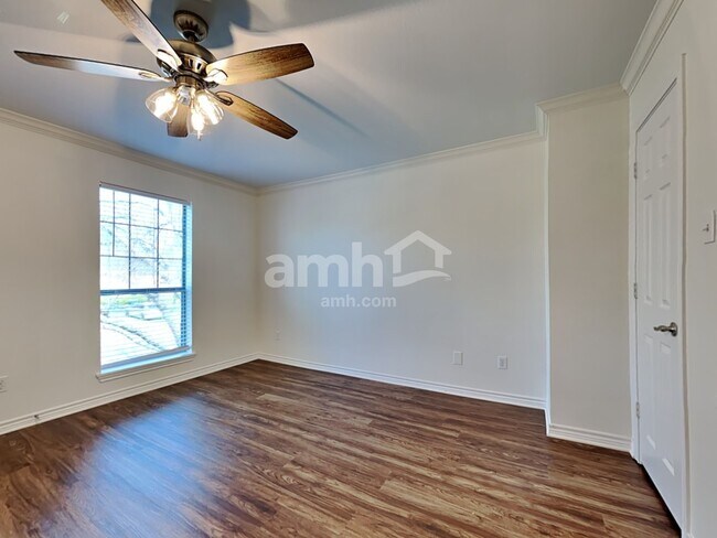 Building Photo - 315 Lakeside Dr