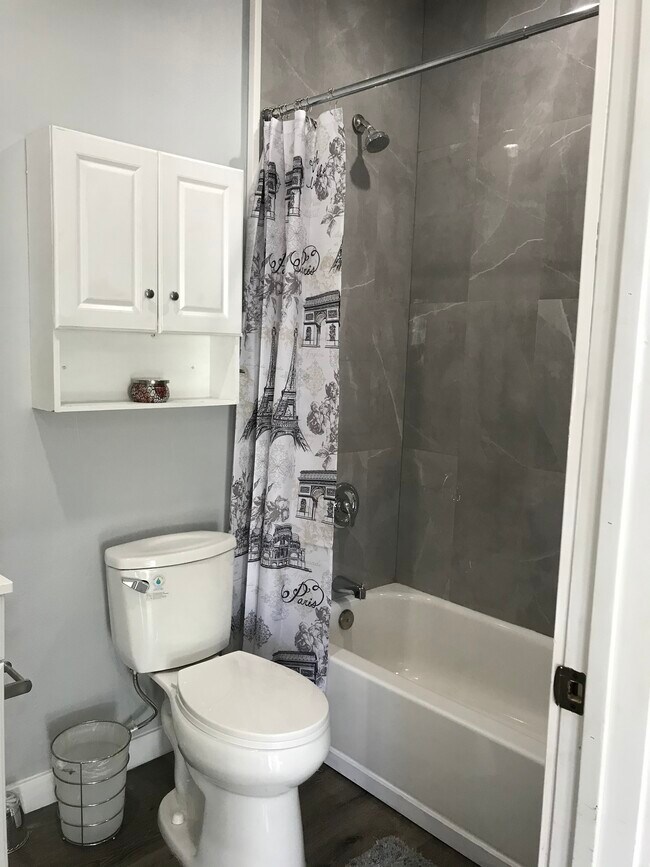 New Bathtub for bathing - 10500 Hayvenhurst Ave