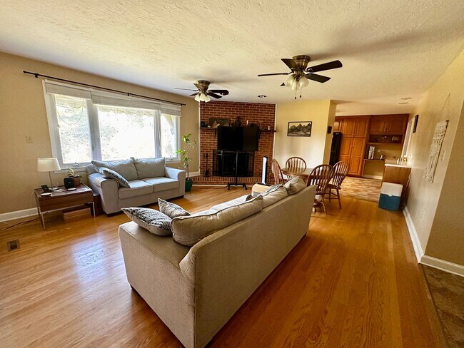 Building Photo - Comfortable Christiansburg Home with Great Location