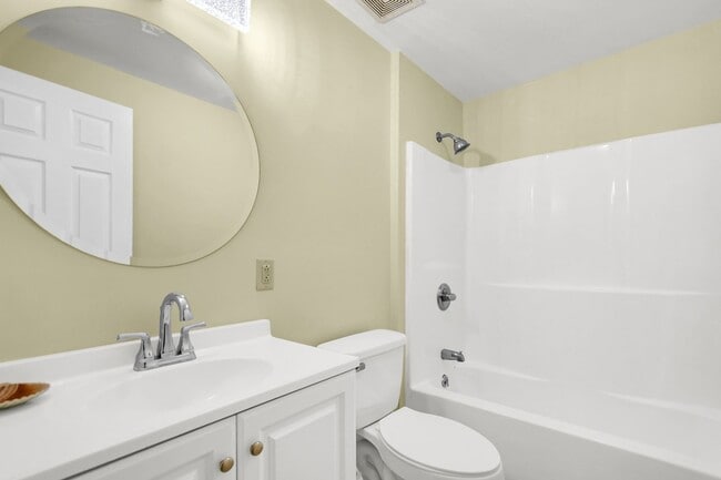 Building Photo - Charming 2 bedroom 1 bathroom home availab...