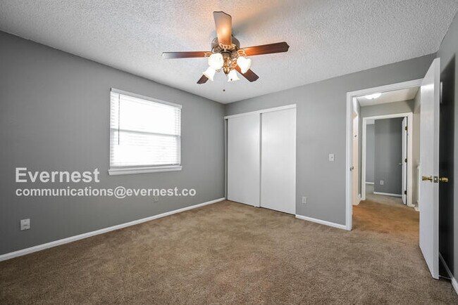 Building Photo - pacious 3 Bed, 2 Bath Home with Fenced Yard and Two-Car Garage