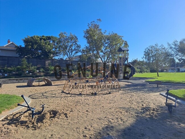 Building Photo - Beautiful Two-Level 5Bd 3.5Ba Home in Newport Beach