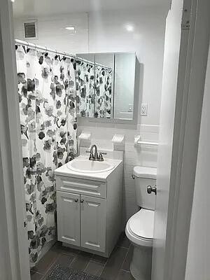 Building Photo - 211 Thompson St