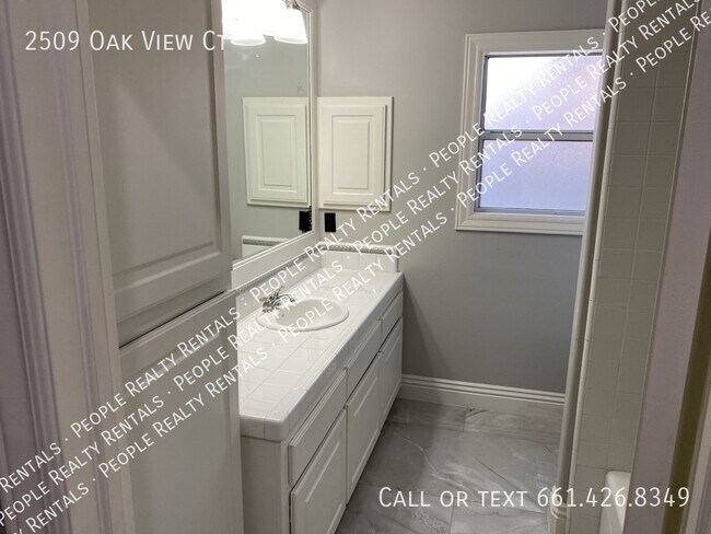 Building Photo - 2509 Oak View Ct
