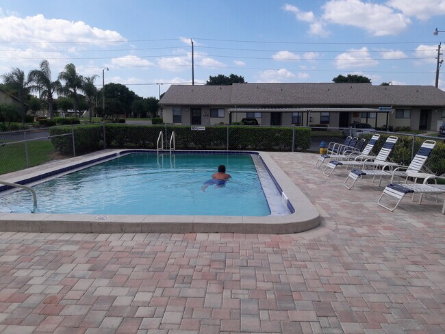 Building Photo - Short term, turnkey furnished, 2 bedroom, 2 bathroom condo in convenient Bradenton location.