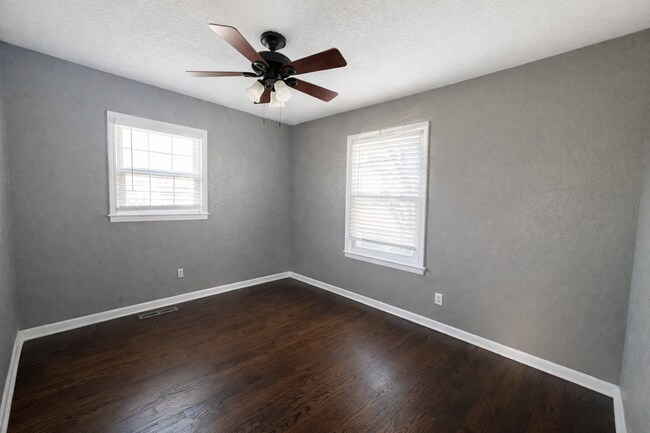 Building Photo - SEE IT NOW: Charming Home with Spacious Living, Modern Kitchen & Private Driveway in Overland Park!