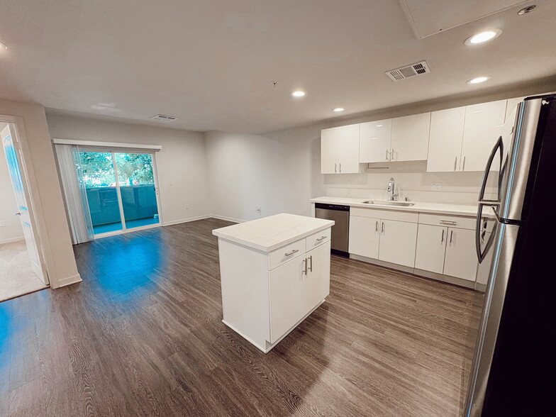 Building Photo - Villas at Valley Glen