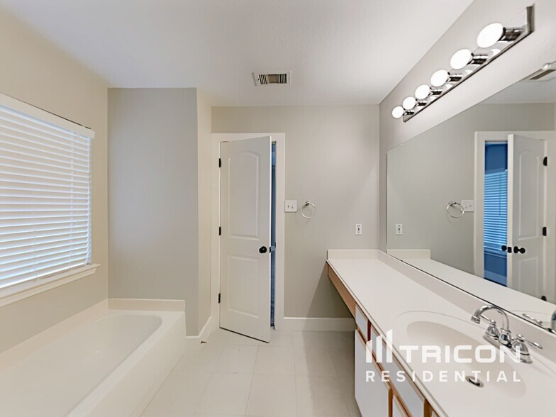 Building Photo - 21880 Silver Oak Ct
