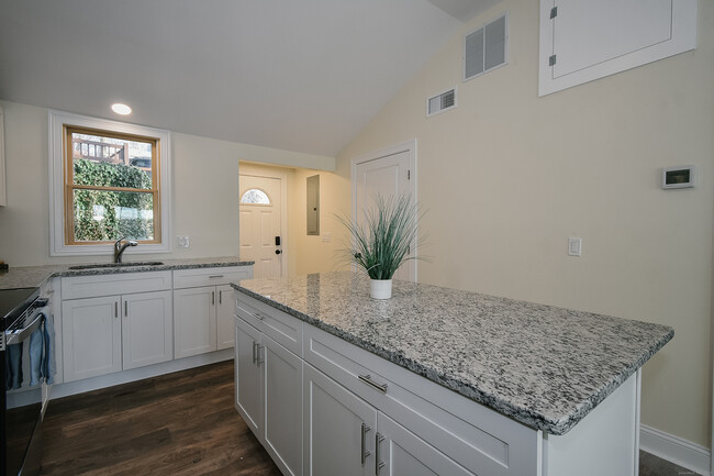 Building Photo - 42 Eastview Rd