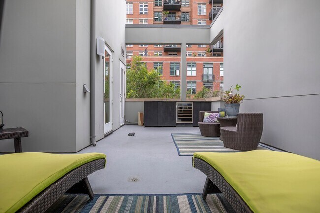 Building Photo - Modern Townhome Living in the Heart of Dow...