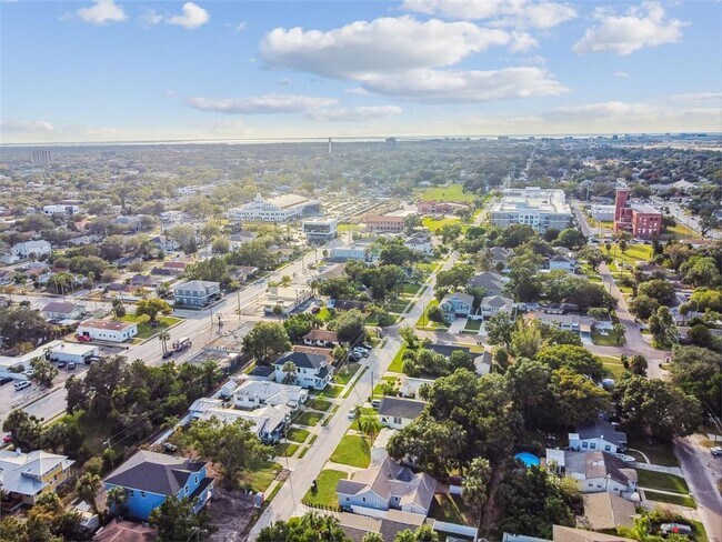 Building Photo - 1913 W Lemon St