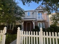 Building Photo - Large 5 bedroom home with loft.  Featuring 2 primary bedrooms