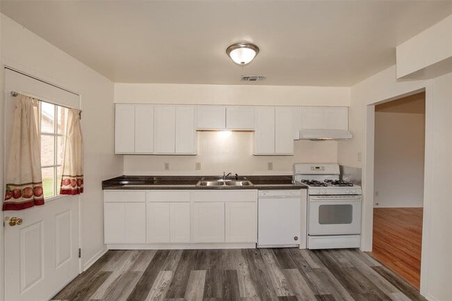 Building Photo - 914 Avenue G