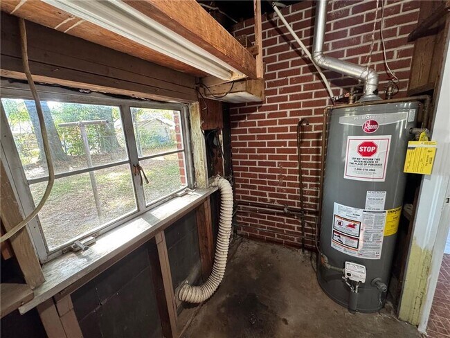 Building Photo - 713 Iris Ave