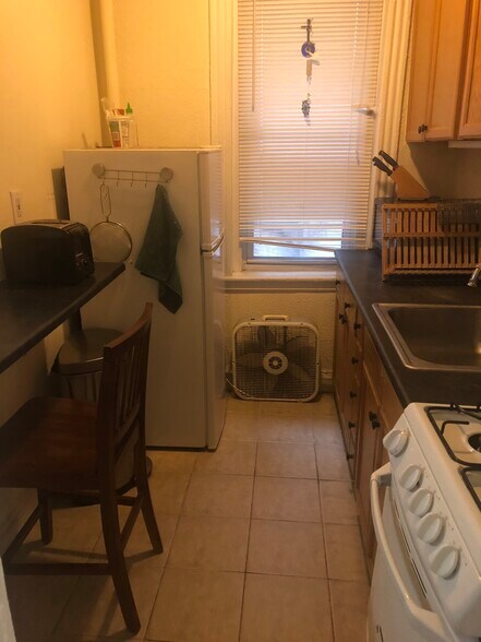 Building Photo - 352 Riverway
