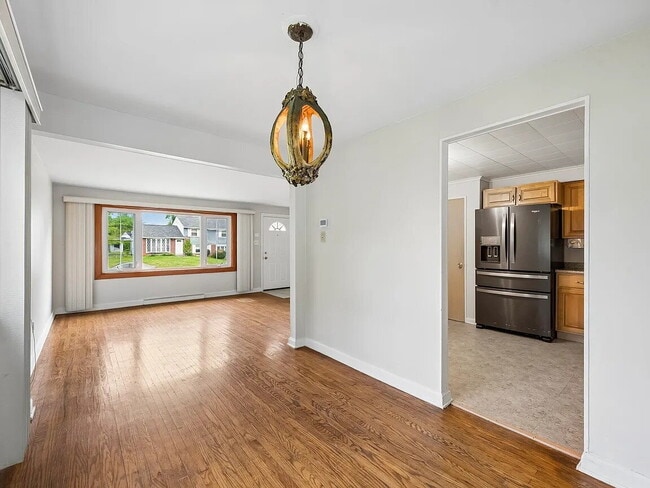 Building Photo - This well-maintained 3-bedroom, 1.5-bath split-level in Twin Oaks Farms is move-in ready