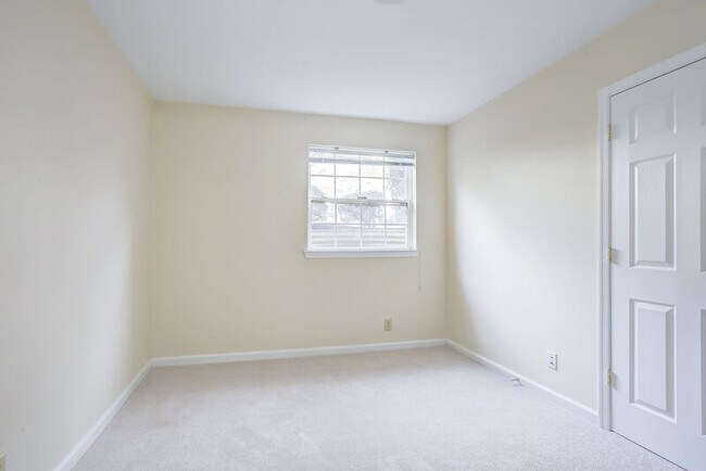 Building Photo - 1221 Villa Ln