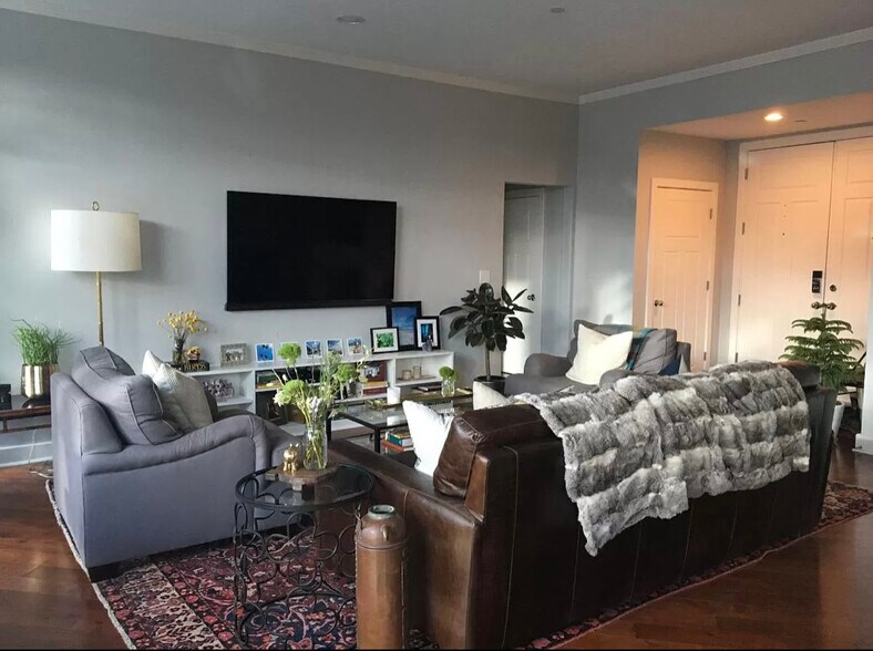 Building Photo - 324 E Main St