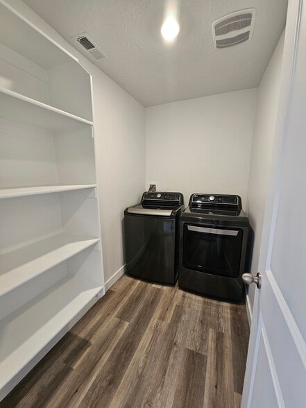 Building Photo - 3320 E Elkhorn Ln