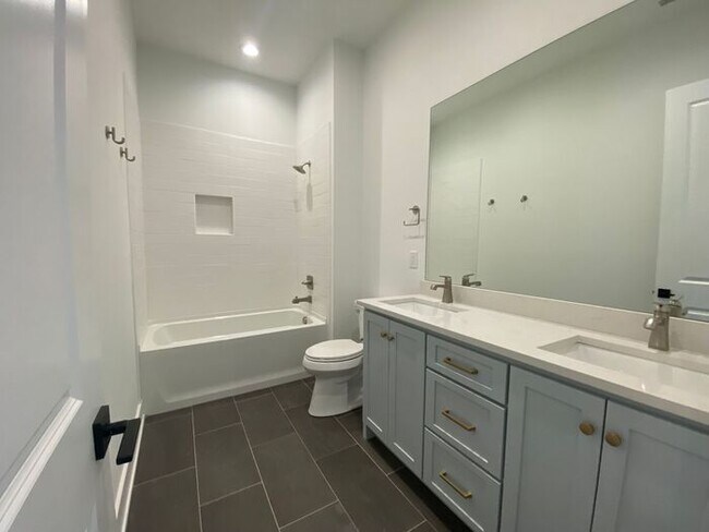 Building Photo - Luxury 4 Bed 3 Bath - 4 Minutes from Downt...
