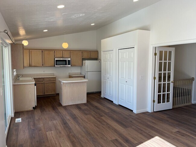 Building Photo - Beautifully Remodeled 4 Bed / 2 Bath Home in Stansbury Park