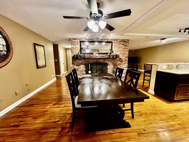 Building Photo - 3857 W University Ave