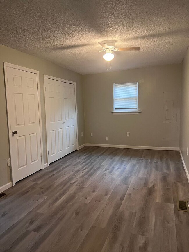 Building Photo - Spacious 3 Bedroom House in Rossville