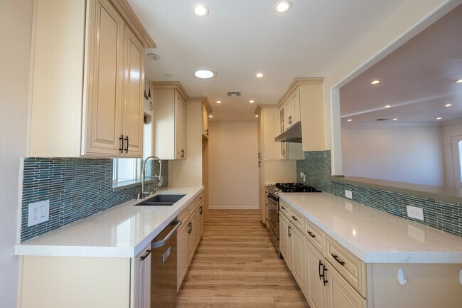 Building Photo - 10930 Oro Vista Ave