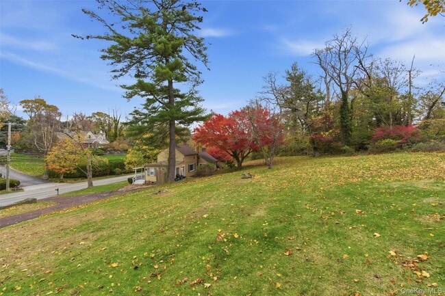 Building Photo - 327 W Neck Rd