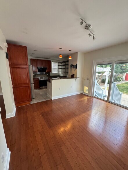 DR onto Kitchen - 402 Southwood Ave