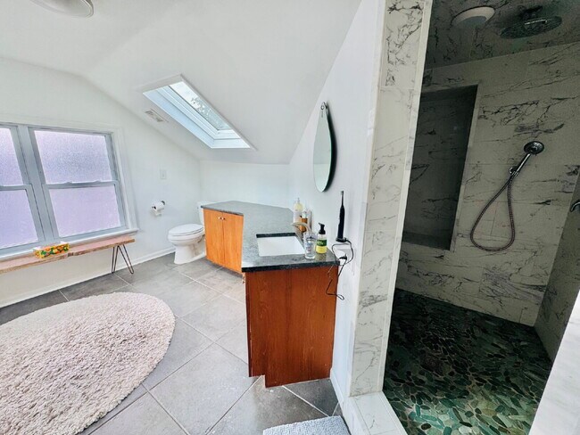 Building Photo - Charming 4-Bed Home with Granite Touches & Hardwood Elegance in Minneapolis!
