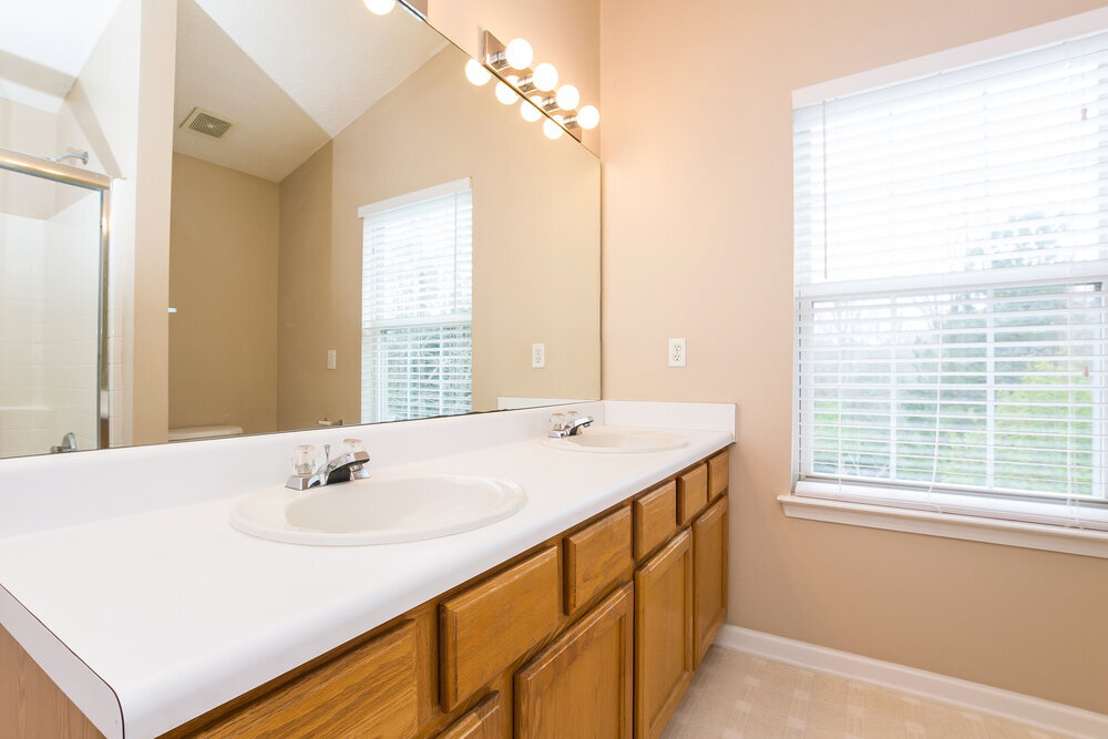 Building Photo - 400 Crested View Dr