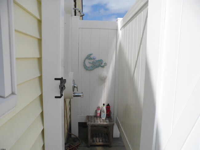 Building Photo - 205 N Essex Ave