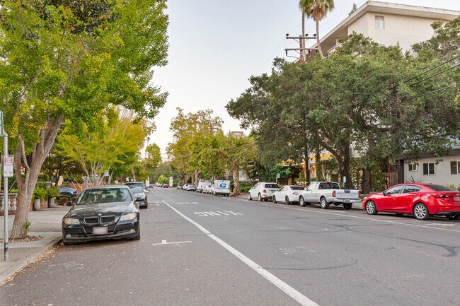 Building Photo - 710 Laurel Ave